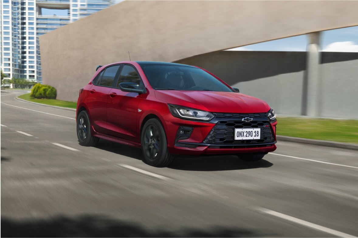 Chevrolet Onix RS rojo circulando por la ciudad