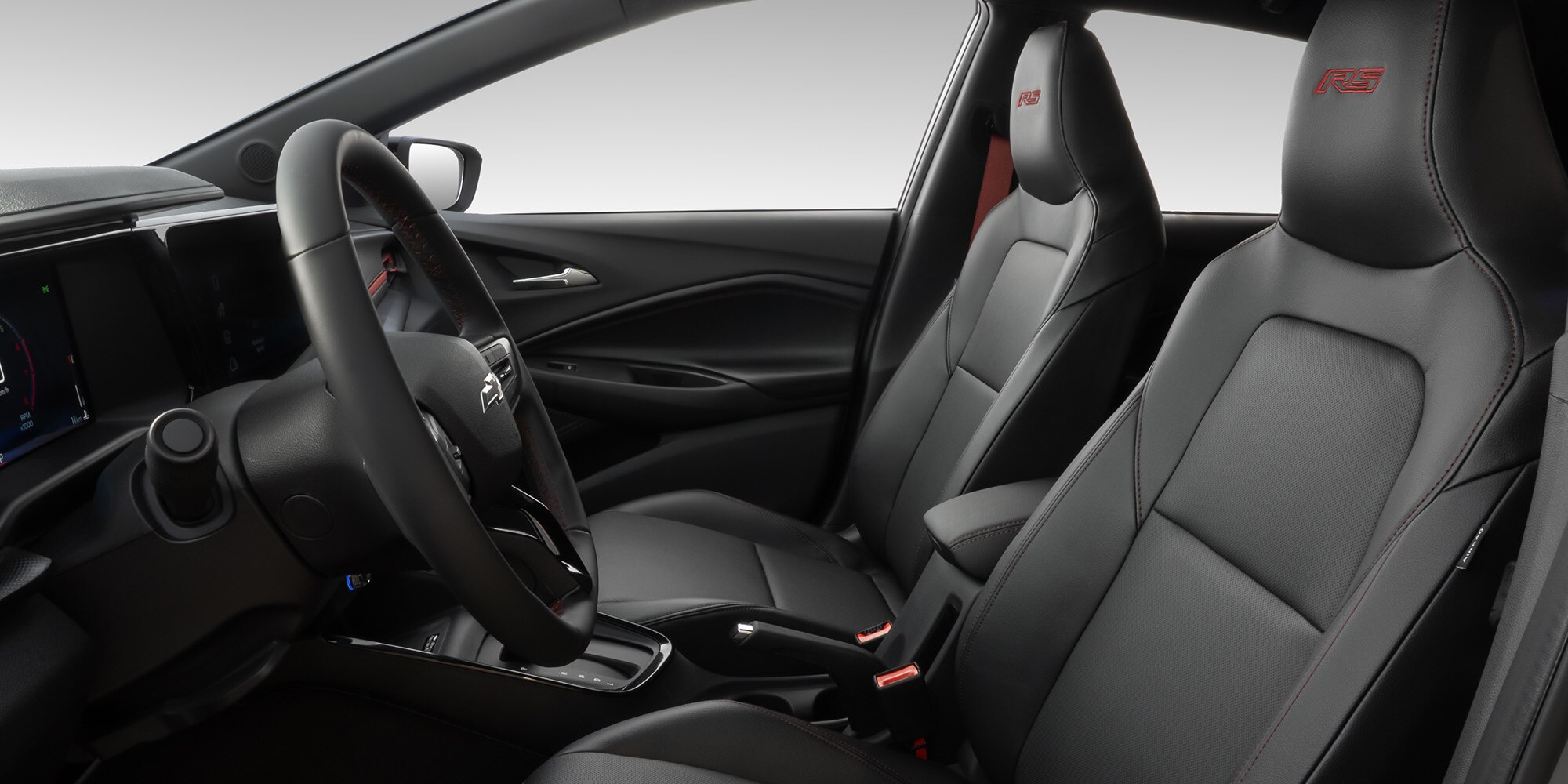 Interior con volante y asientos delanteros del Chevrolet Sonic
